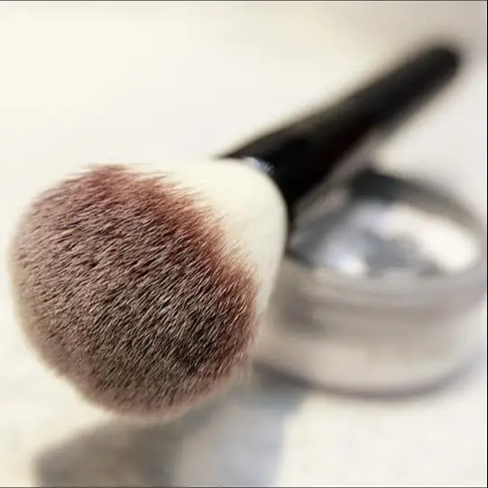 Пушистая кисть для пудры. Пудра кристалл минералс. Большая кисть для макияжа. Pupa пудра компактная desert bronzing 05 light sun matt. Пудра в большой упаковке.