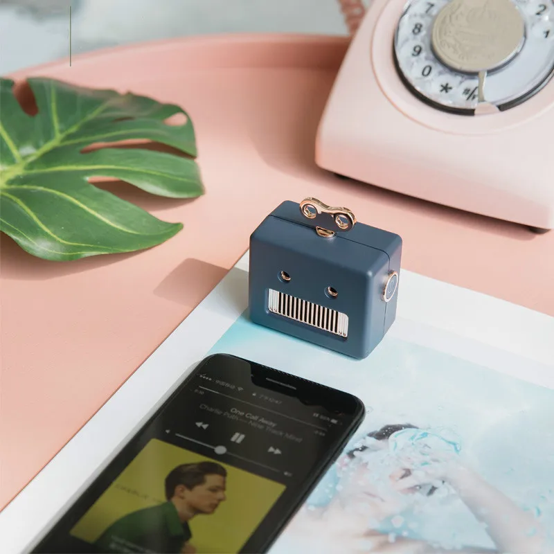 

Portable Retro Robot Shape Bluetooth Speaker Mini Wireless Speaker Bass Loudspeaker with Microphone Music Play Built-in