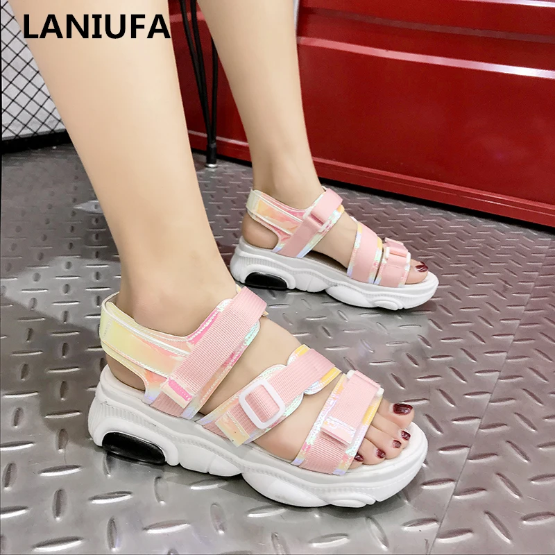 Baratos Nuevas sandalias de Mujer Sandalias de plataforma de verano zapatos de mujer transpirables de malla transpirable comodidad caminar sandalias de Mujer Zapatos y 86