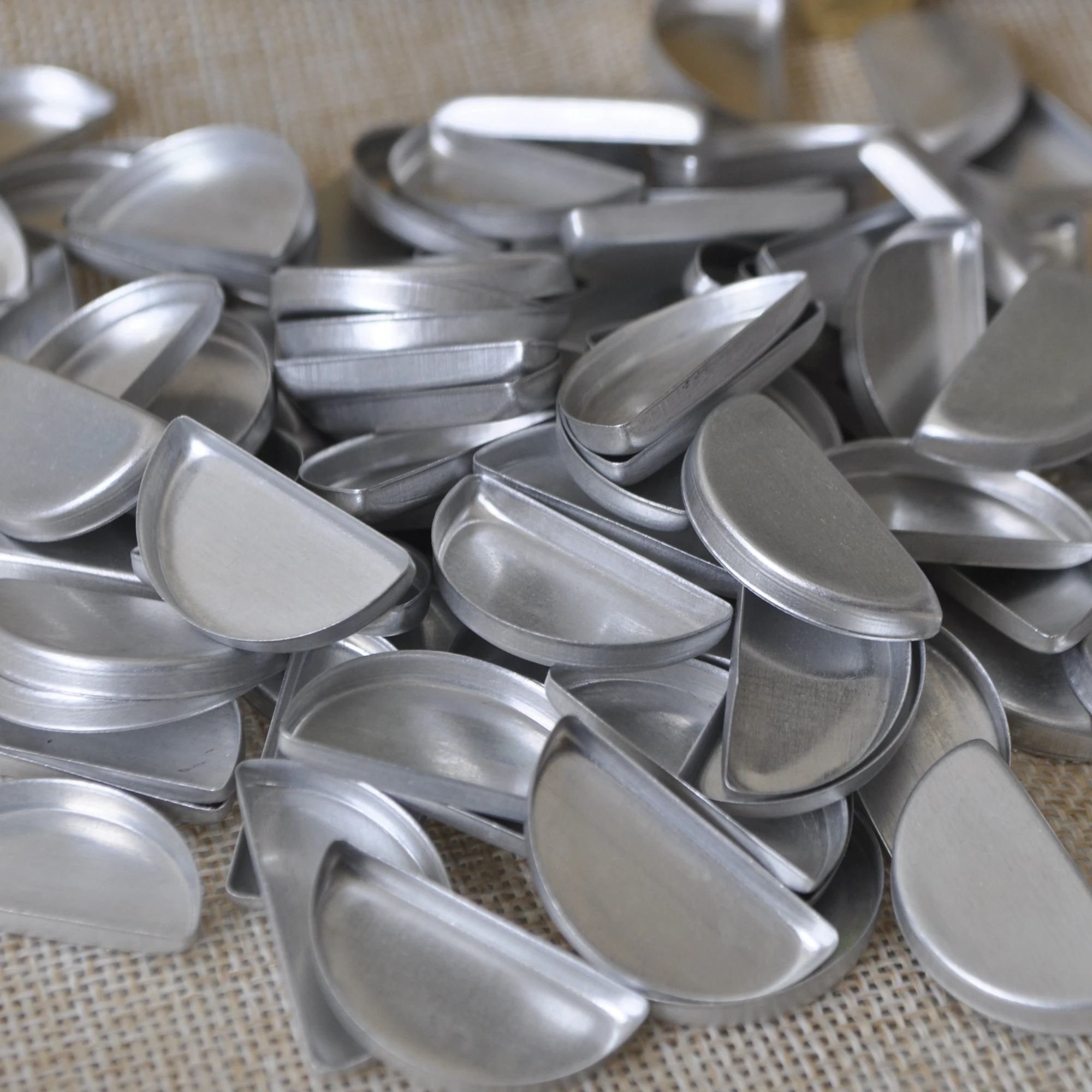 

500Pcs Makeup Cosmetic Empty Semicircle Tins Makeup Eyeshadow Aluminum Pans Press your Own Eyeshadow Blush DIY 26mm makeup tool