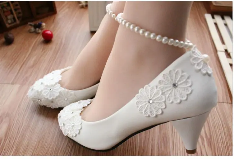 Свадебные туфли с кружевными цветами; женская модная обувь ручной работы; Новинка года; Цвет белый; обувь для подружки невесты; женские вечерние туфли с бусинами и ремешком