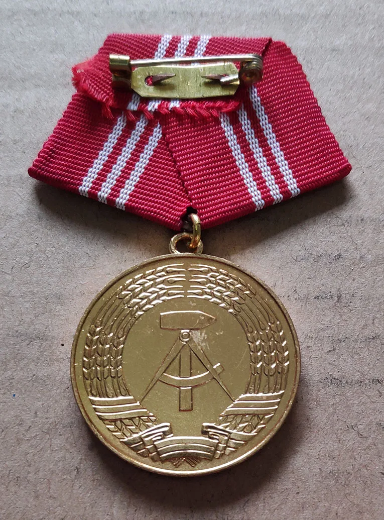 Диаметр медали DDR для лояльной службы: 32 мм