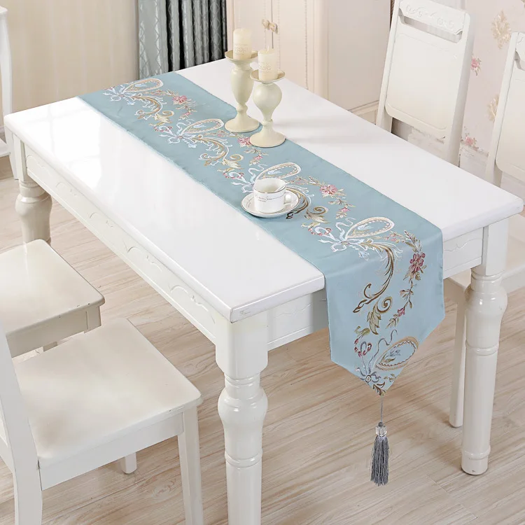 Junwell Polyester Sateen Jacquard Traditional Table runner with Tassel