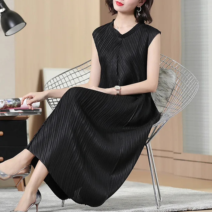 Длинное платье плюс размер Лето Новое поступление женское платье с v-образным вырезом без рукавов сплошной цвет свободное платье Miyake - Цвет: Black