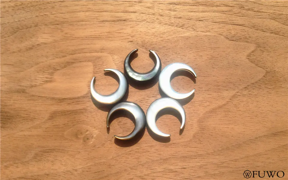 20mm Natural Black Shell Crescent Pendant 11
