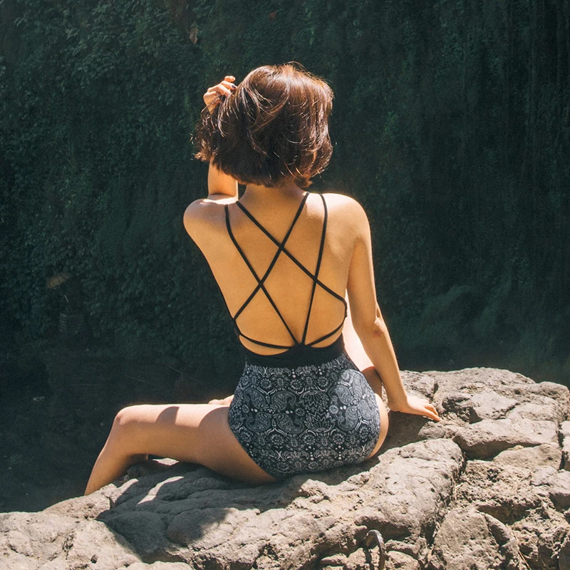 Черный слитный купальный костюм с перекрестными ремешками, открытая спина, Лоскутная одежда для плавания, сексуальный летний женский купальный костюм, монокини с высокой талией, праздничная одежда для девочек