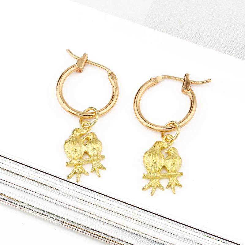1 paar Europäische Persönlichkeit Papagei Paar Anhänger Hoop Ohrringe Lustige Gold Farbe Vogel Ohrring Liebhaber Ohrringe Ohr Schmuck E537