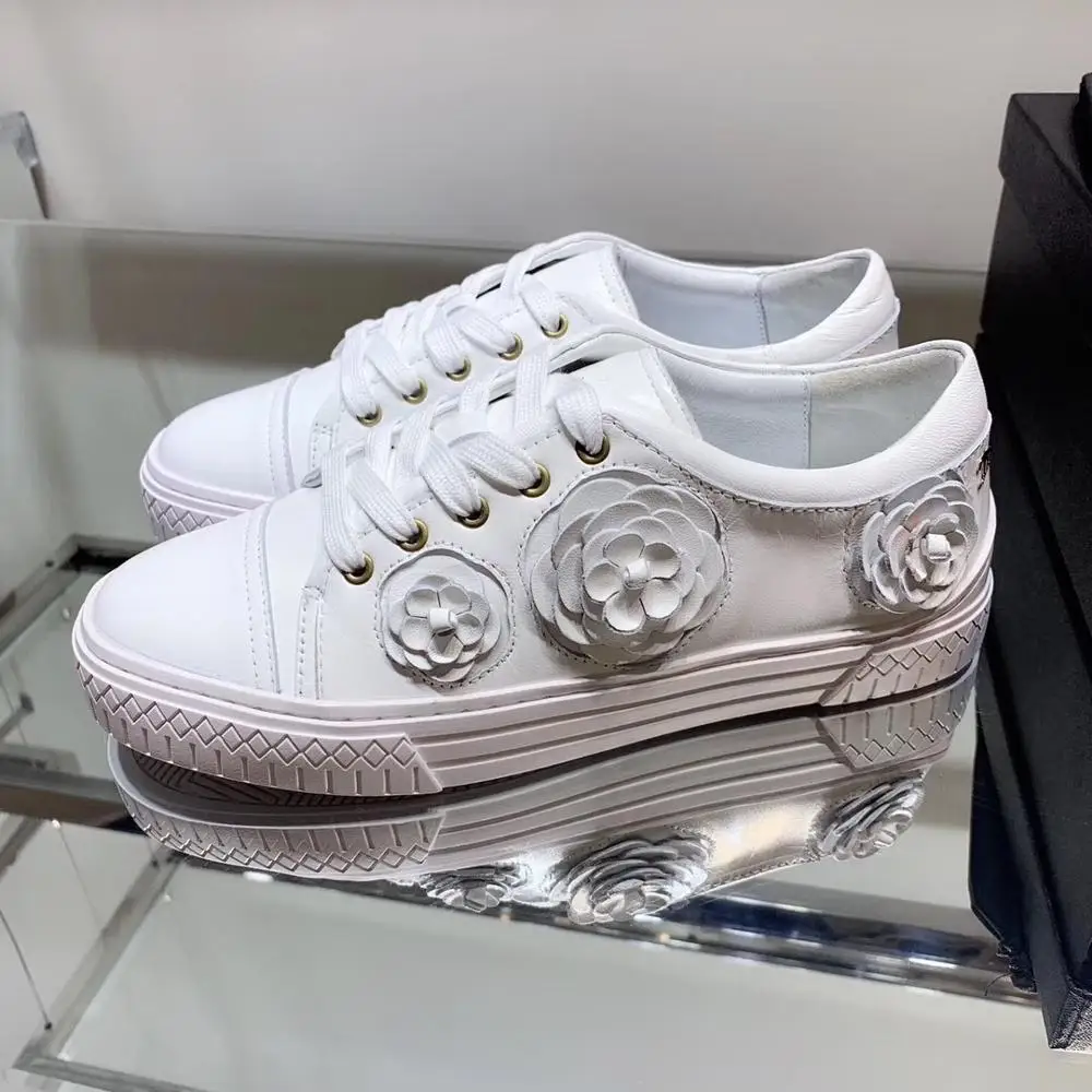

In the early spring of 2019, Xiaoxiang Flower White Shoes, as fairies are increasingly pursuing a comfortable and fashionable st
