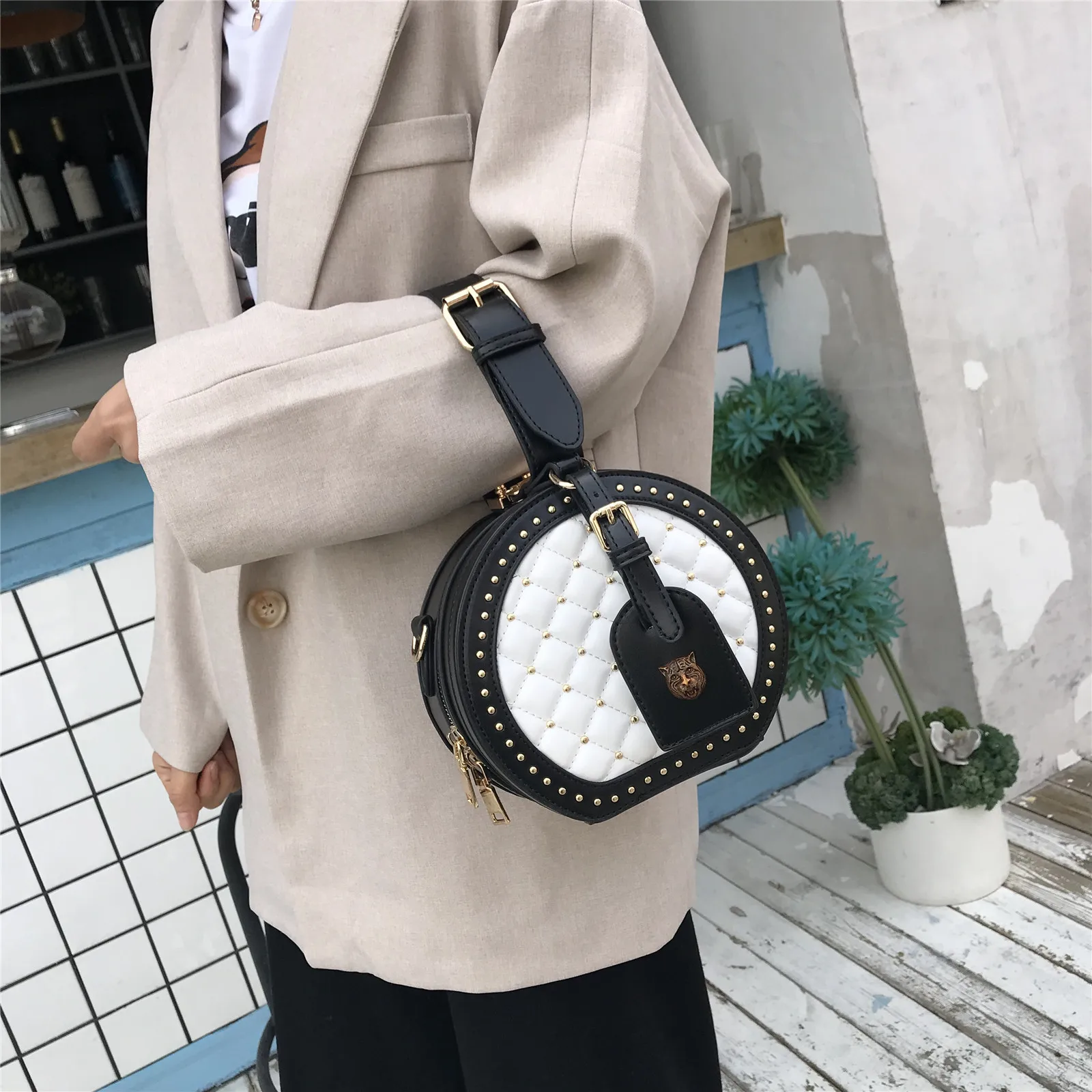 

Lingge chain bag Xiaoxiang Fengfu 2019 new simple mini small round bag handbag single shoulder oblique span package