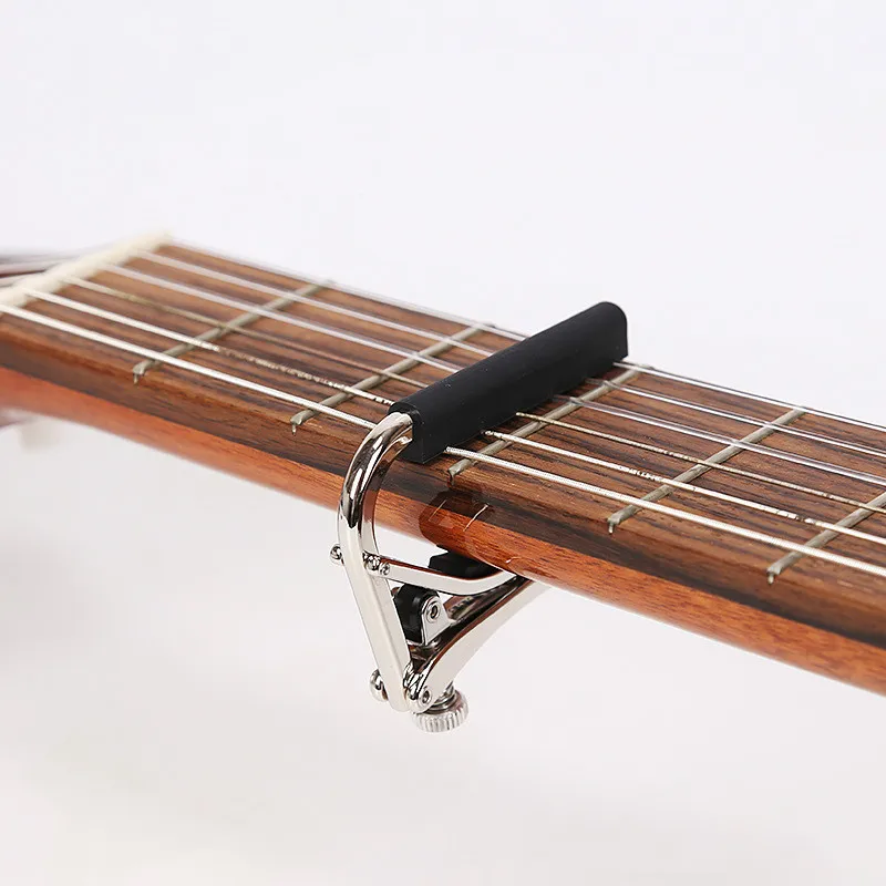 Каподастр своими руками. Каподастр capo. Самодельный каподастр для гитары. Каподастр и баррэ. Электрогитара комбик ремень каподастр.