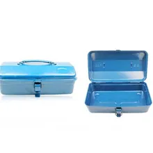 Железной рукой ремонтируется ящик для инструментов, инструмент случае