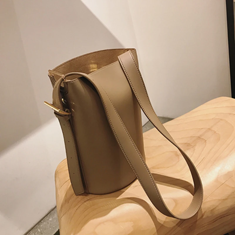 

Luxury Handbags Women's Bucket Bags Extremely simple shoulder bucket bag retro portable oblique span bag