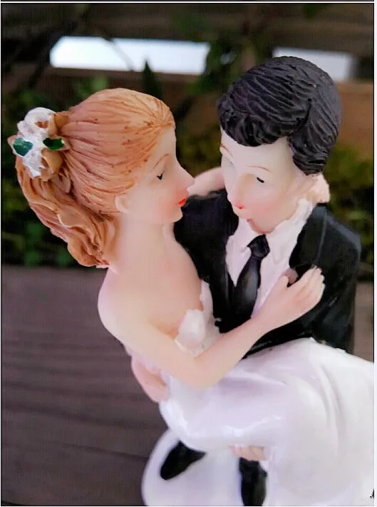 Подметает в руках Свадебный Торт Топперы Пара Статуэтка невесты и жениха для украшения торта