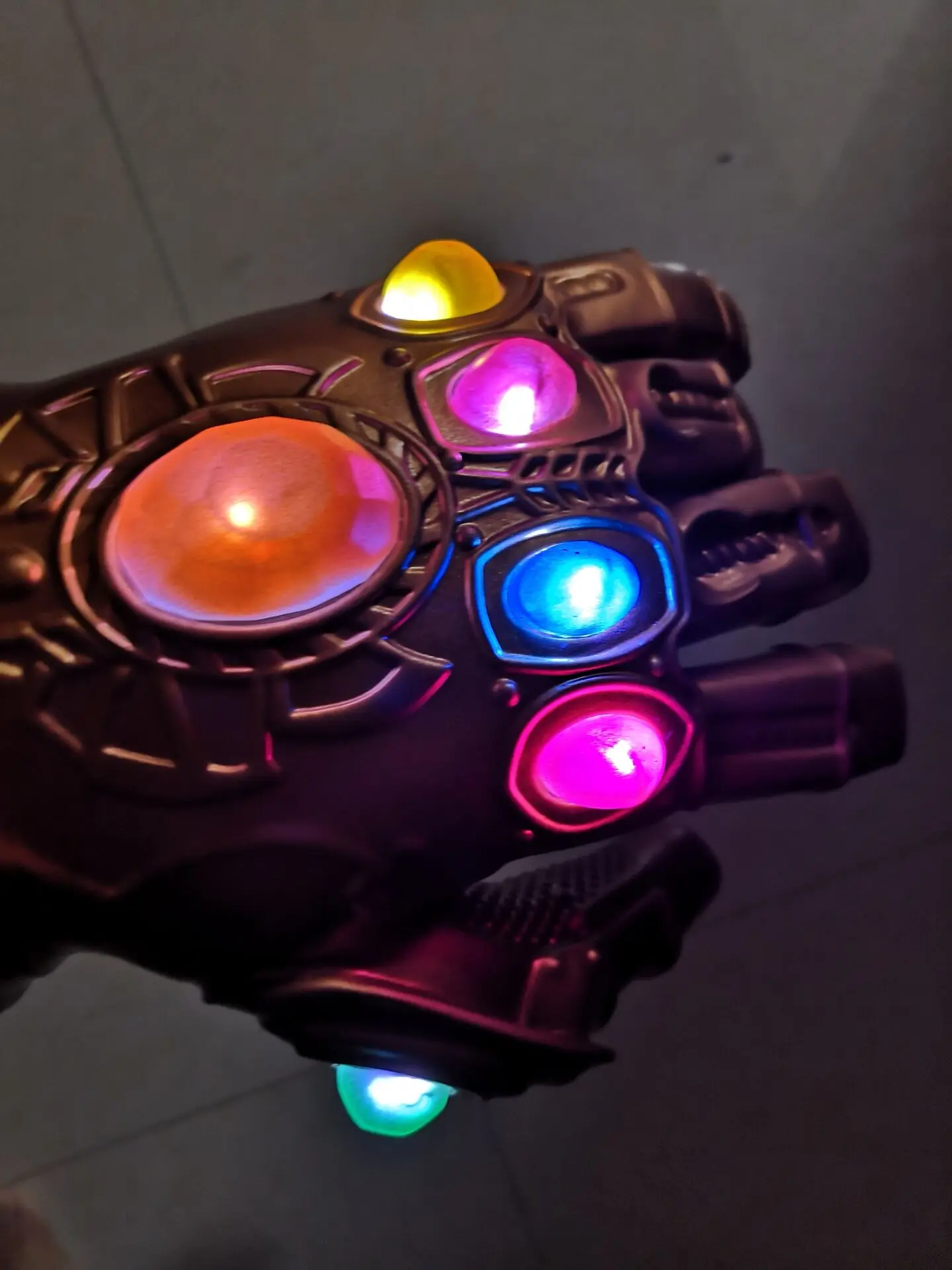 Взрослые дети Мстители Бесконечность войны танос Gauntlet LED свет ПВХ перчатки маска