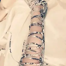 Лето choudory/Для женщин змеиной кожи питона открытый носок молния сзади Гладиатор вырезает Кружево до шпильки сандалии до колена Сапоги и ботинки для девочек