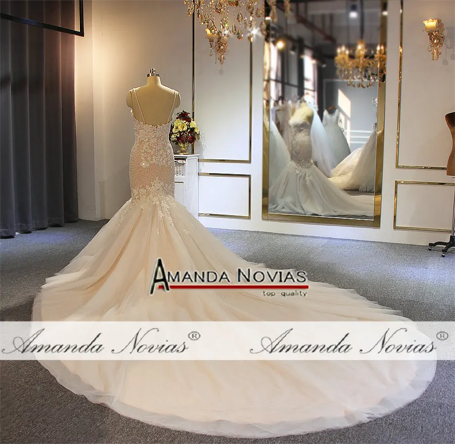 Свадебное платье русалки цвета шампанского с длинным шлейфом свадебный букет
