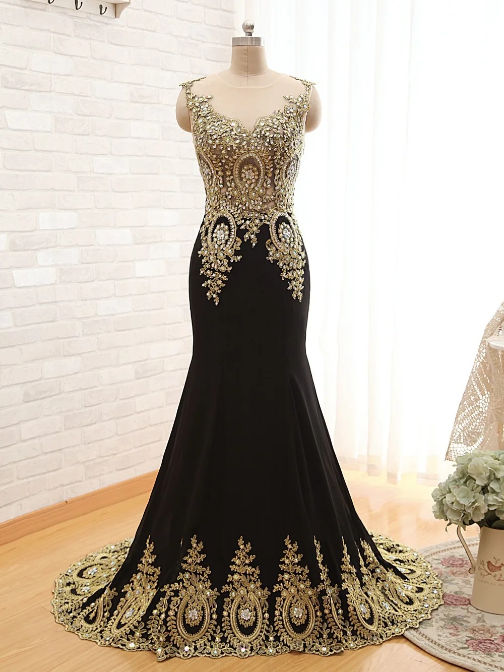 2015 New Noble Luxury Gold Lace Applique Beads Mermaid Black Prom Dresses Long Sheer Neck Fashion