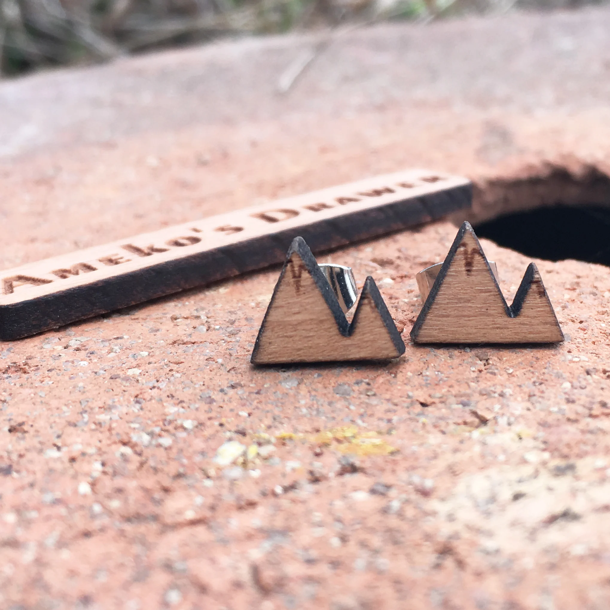 Маленькие деревянные серьги ручной работы с горными шипами X 1 пара|earring x|x