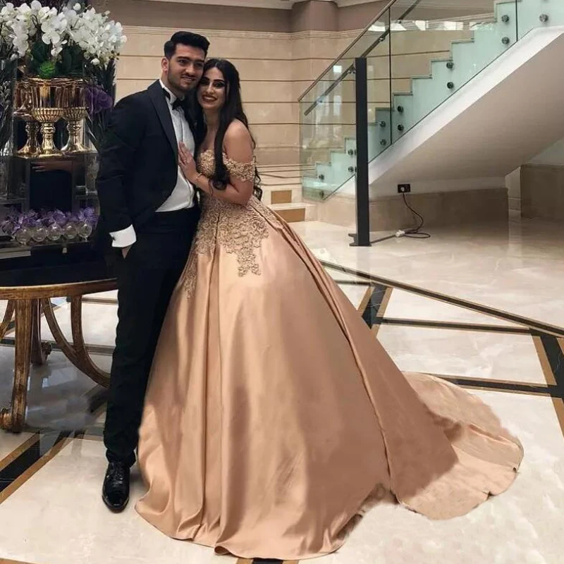 

Gold Off the Shoulder Quinceanera Dresses Puffy Satin Appliques Beaded Prom Gown Sweep Train Lace Up Back Sweet 15 Dress