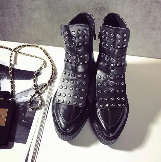 2016 New Style Ladies Flat Martin Shoes Women Studded Winter Plush Boots Pointed Toe Patent Leather Rivet Ankle Buckle Booties Women's Shoes