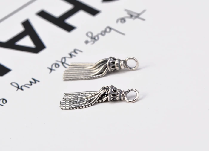 silver-tassels001a