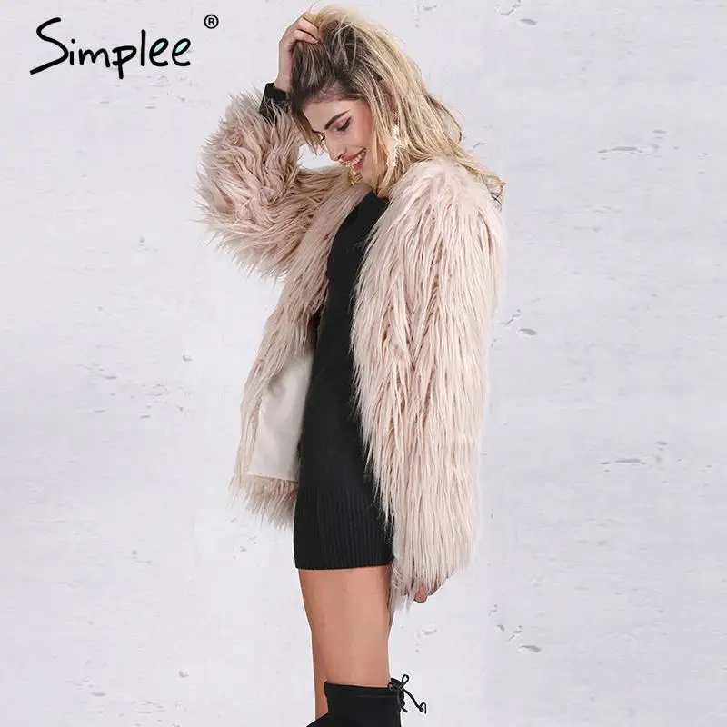 полушубок с длинным ворсом. шуба из искусственного меха с длинным ворсом. шуба с длинным ворсом. шуба из длинного меха. пальто из искусственного меха с длинным ворсом.