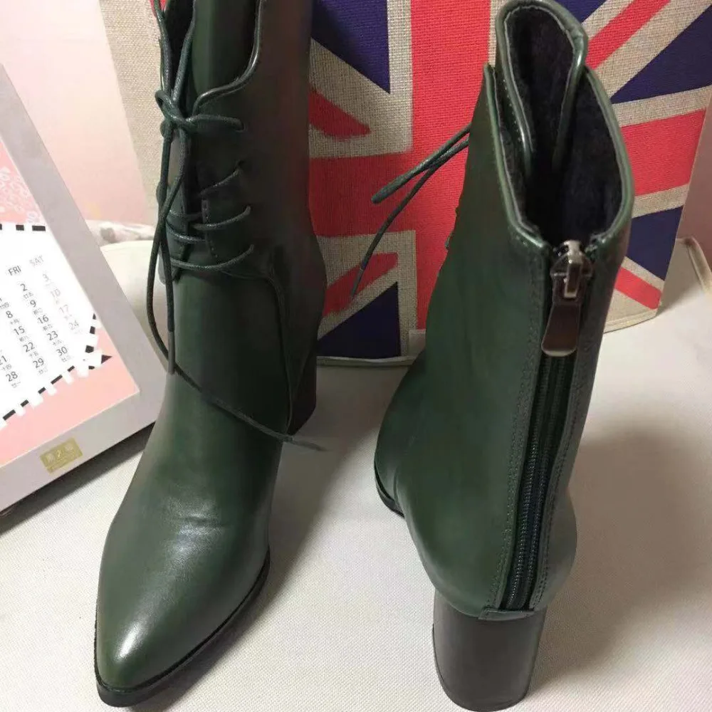 Женские ботинки с острым носком; теплые зимние женские ботильоны из зеленого плюша; сезон осень; женские кожаные ботинки на высоком каблуке с металлической молнией
