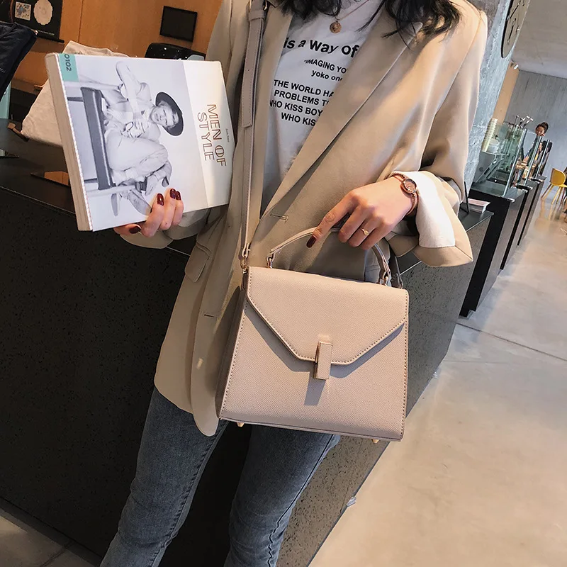

2019 New Women's bag fashion trend Korean version ins Palm Tattoo handheld single shoulder oblique cross flip bag