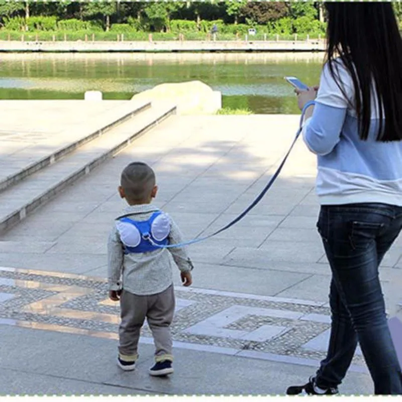 Точно шаги ребенок, начинающий ходить безопасное обучение ходьбе поводья