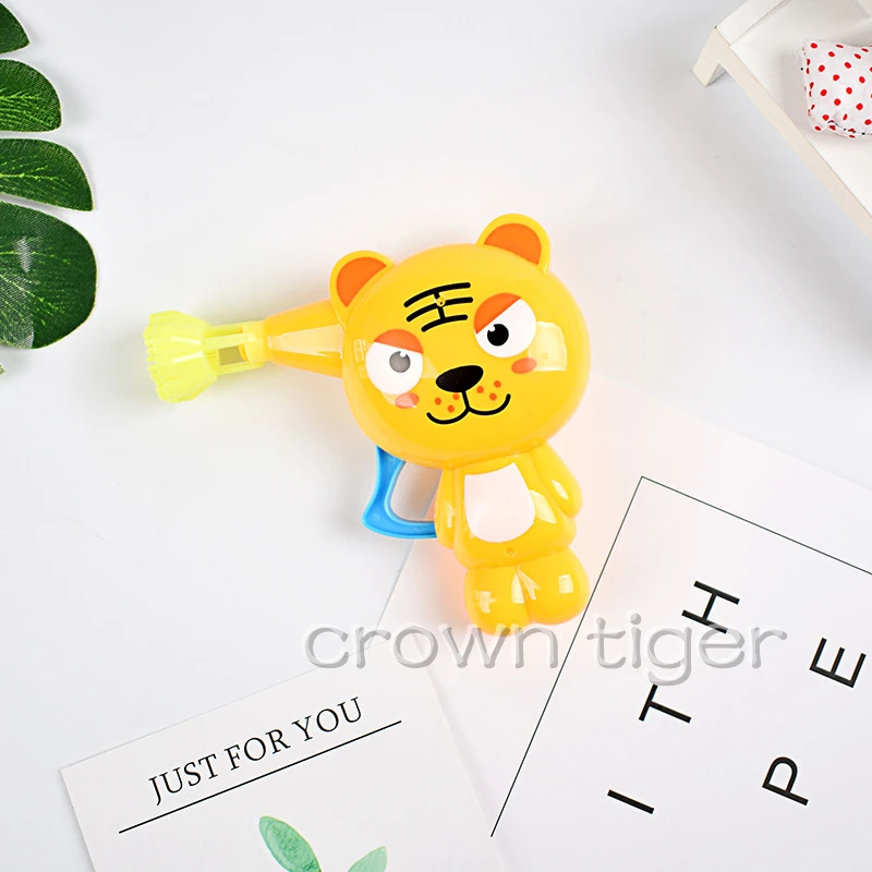 2018 Kids Soap Water blowing Bubbles Gun Cartoon Animal Model Bubble Blower Machine Toy For Kids Children Water Gun juguete Gift
