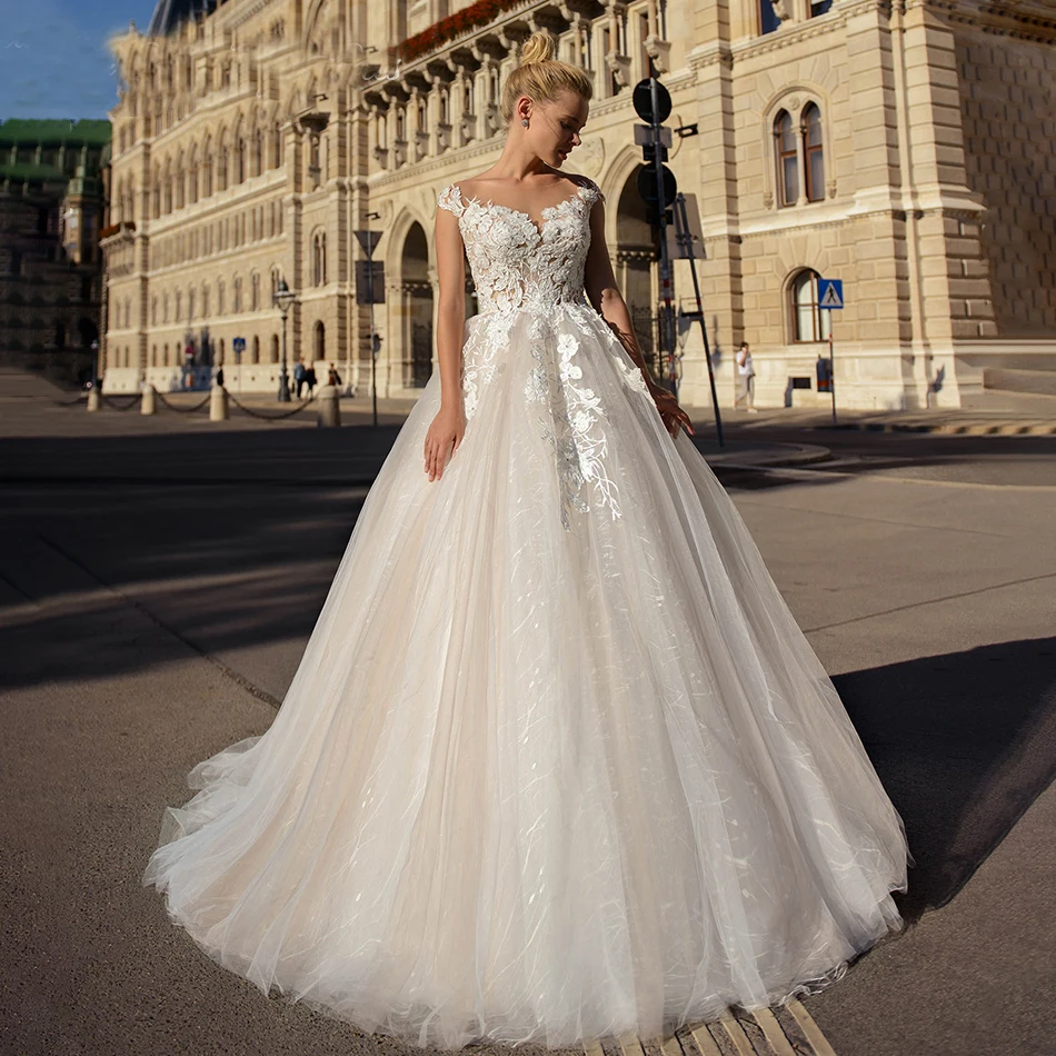 

Lace Appliques Scoop Neck Wedding Dresses 2019 Button Bridal Dress Custom Made Wedding Ball Gown vestidos de noiva Plus Size
