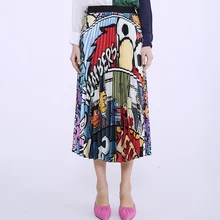 Новинка года; сезон весна-лето; атласная эластичная юбка с рисунком из мультфильма; Женская плиссированная юбка трапециевидной формы до середины икры в уличном стиле