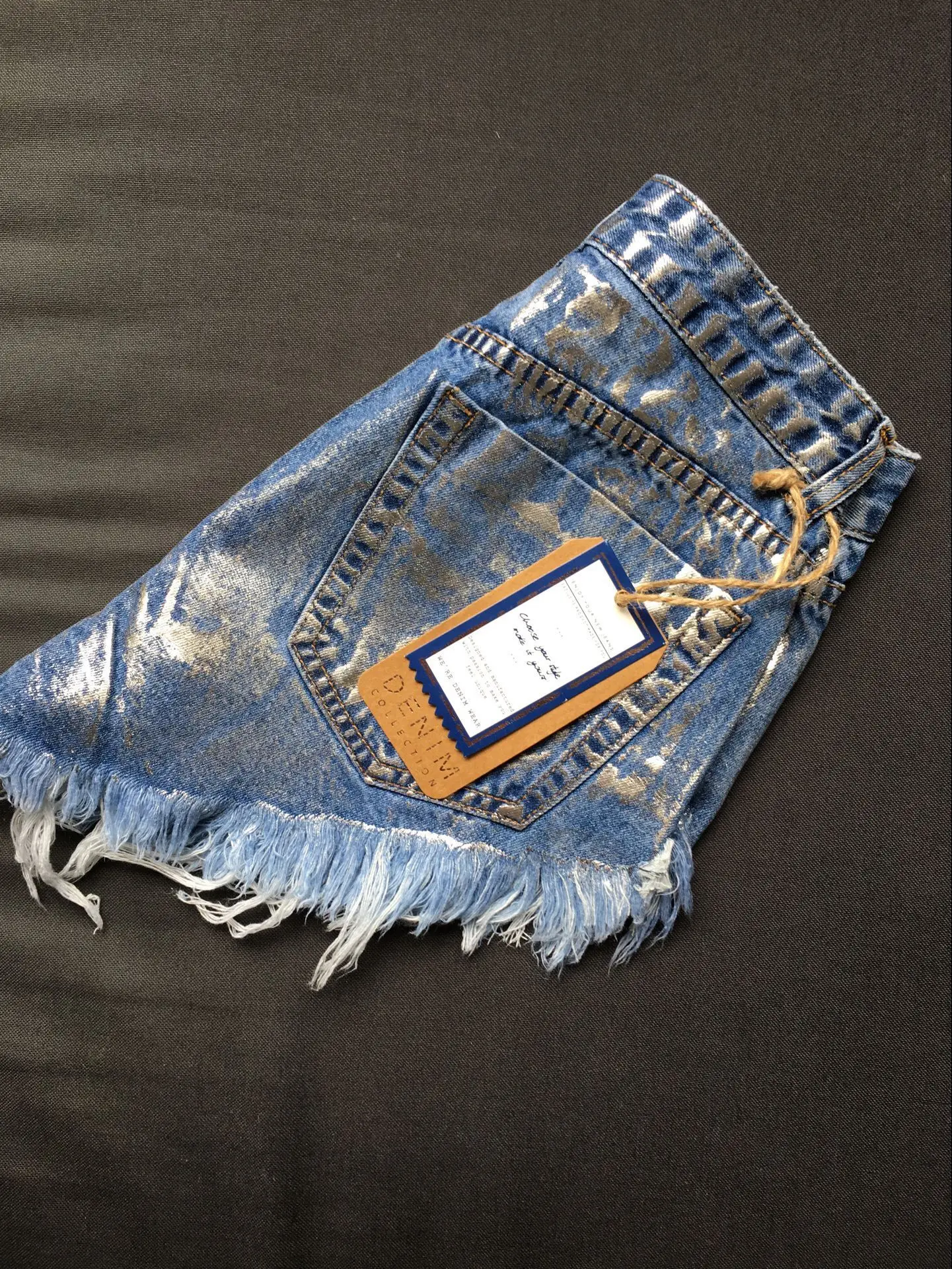 Женская высокая талия тонкая шлифовальные заклепки джинсовые шорты из металла Горячая серебряная карта сети красный улица раздел имеет