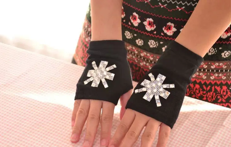 Прекрасный мультфильм Животные Рисунком Черепа Зимние перчатки с заклепками Для женщин теплая вязаная Алмазы Блестки прохладных пальцев