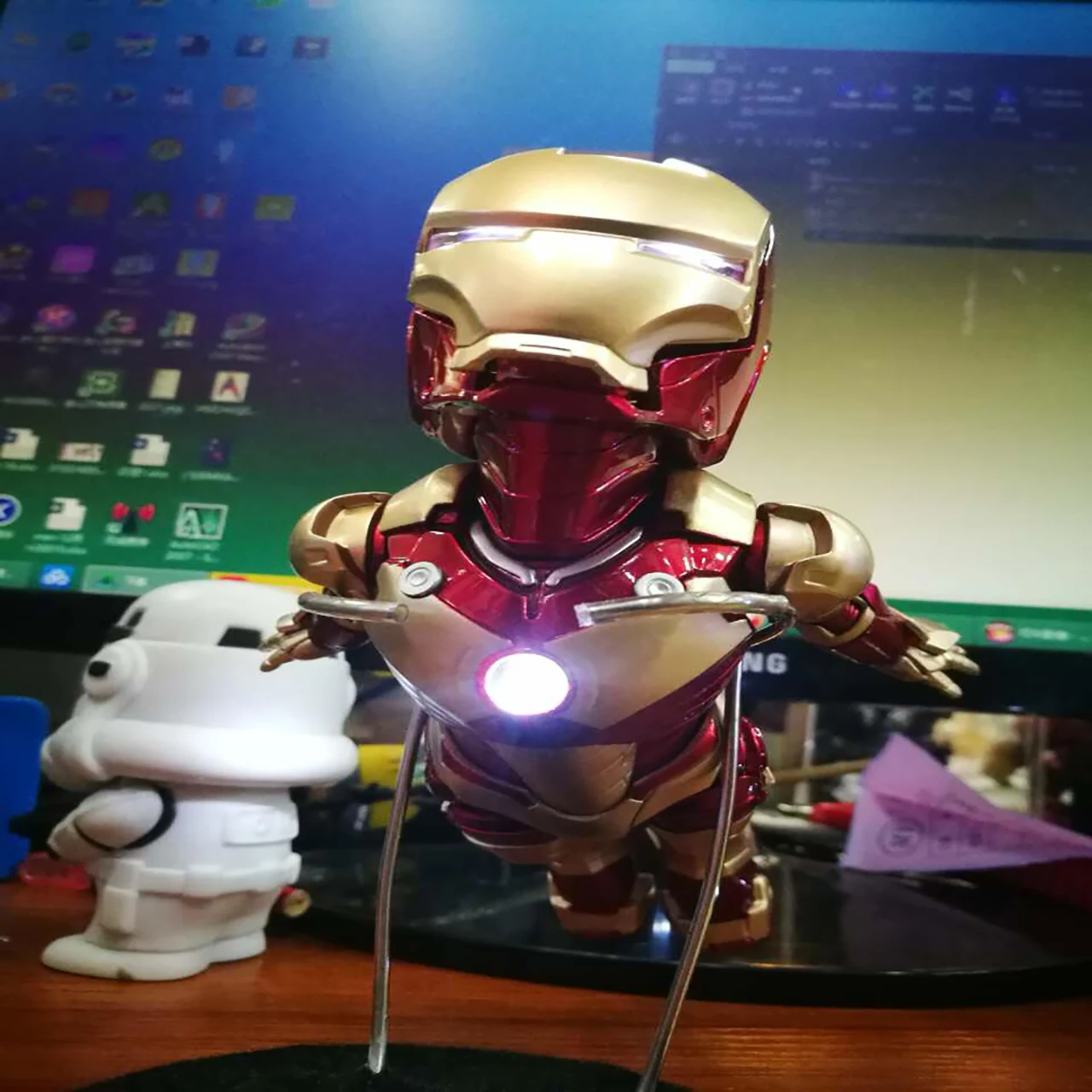 

IRON MAN MK MAGNETIC FLOATING Ver. With LED Light PVC Action Figure Collectible Model Toy 16cm KT3421