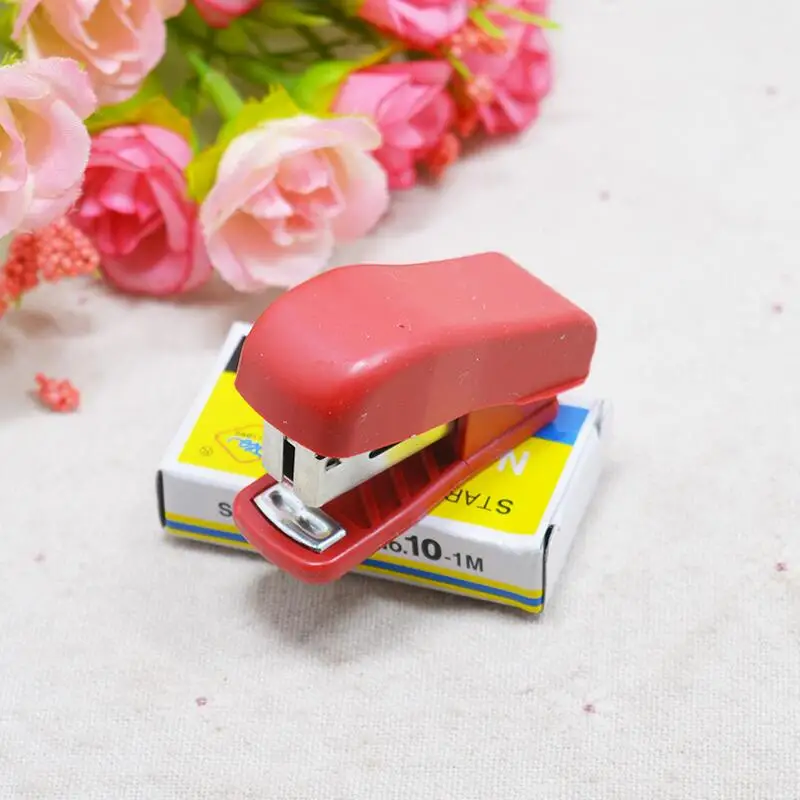Случайный цвет мини Atapler + пластиковый штапельный набор 10 # иглы канцелярские
