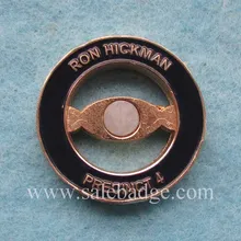 Изготовленный на заказ значок логотипа букв черной эмали с штырями выдалбливают магнита