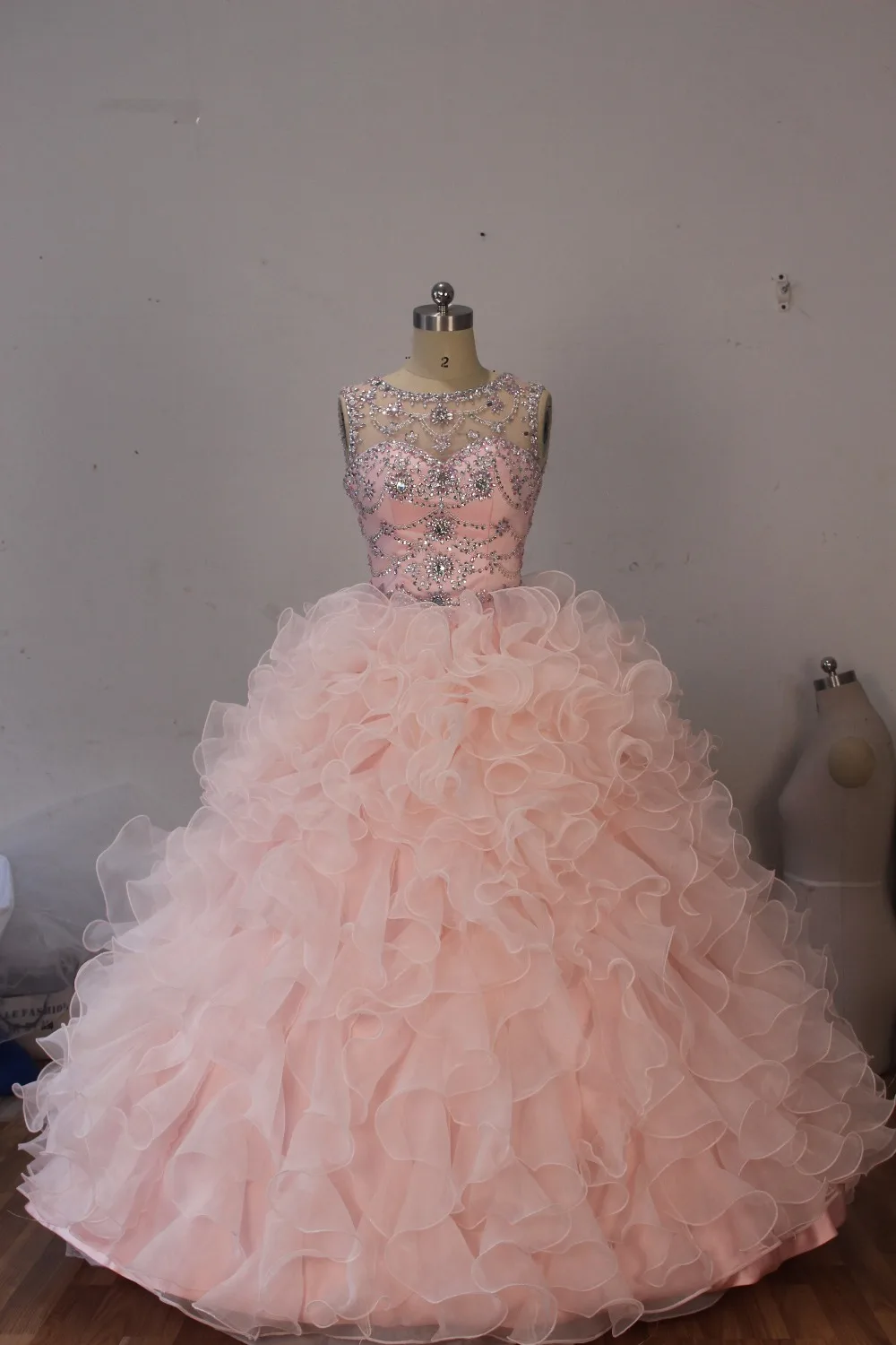 Новое Прибытие Quinceanera Платья Светло-Розовый Бальное платье из Органзы Сшитое Рукава Cap Бисера Оборками Vestidos De 15 Anos Q1006