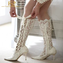 Для женщин белые кружевные свадебные каблуки цветочный стилет каблук колено высокие Свадебная обувь тонкий высокий каблук 8 см осенние ботинки с высоким голенищем острый носок FSJ