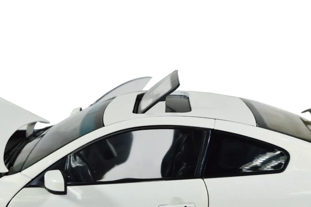 Infiniti_G37_coupe_2013_White_012