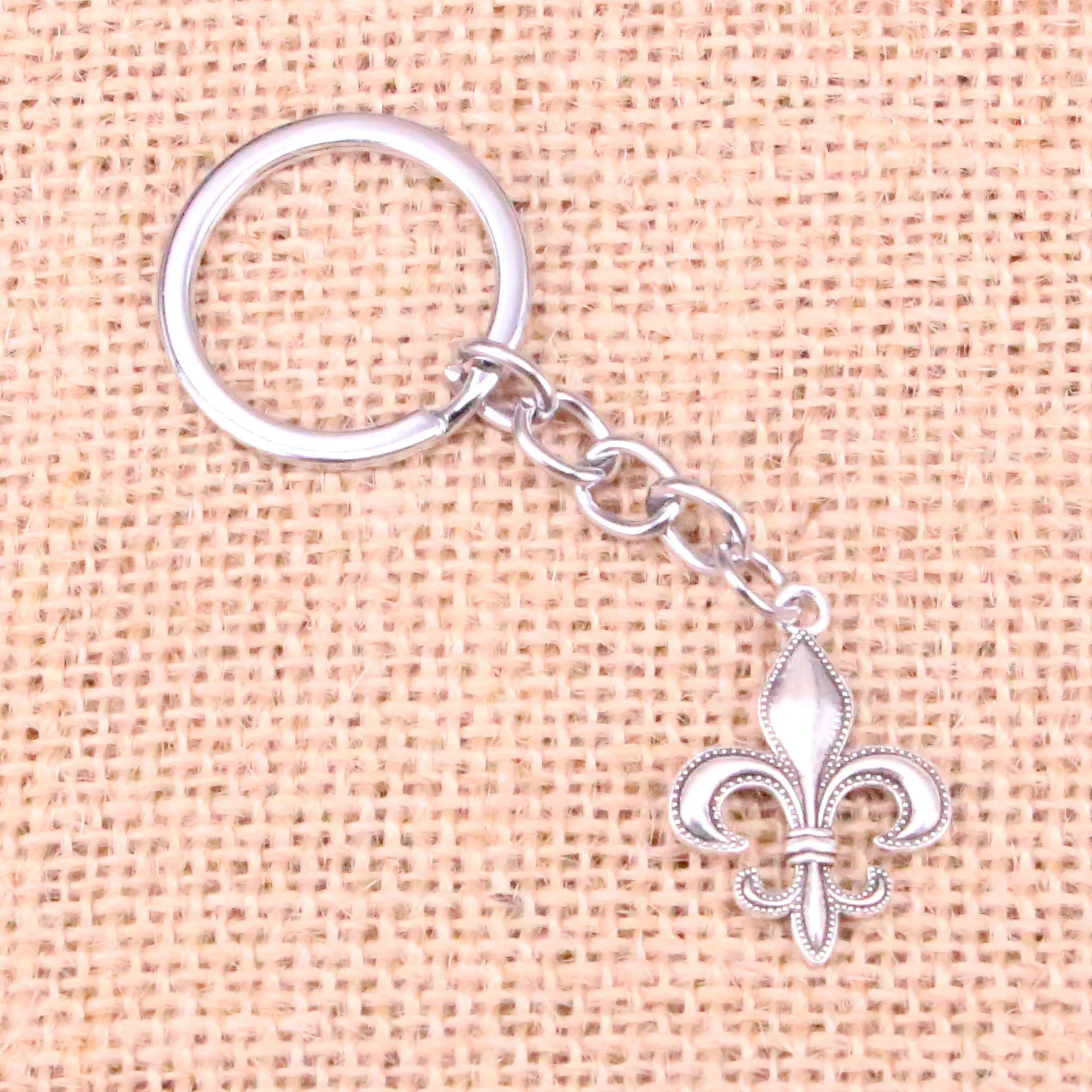 

Car Key Ring Pendant Silver Color Metal Key Chains Accessory Wholesale Free Shipping,Vintage fleur de lis Keychain