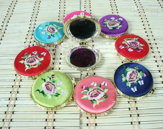 Креативные портативные женские компактные зеркала подарочный сувенир для вечеринок шелковая вышивка цветок двухсторонний 50 шт/партия смешанный цвет бесплатно - Цвет: round 6.5x0.8x7cm