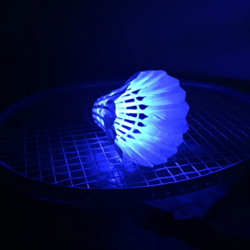 4 unids piezas LED bádminton Shuttlecock bola pluma resplandor en la noche entretenimiento al aire libre deporte iluminación bolas accesorios coloridos 4 unids piezas LED bádminton Shuttlecock bola pluma resplandor en la noche entretenimiento al aire libre deporte iluminación bolas accesorios coloridos