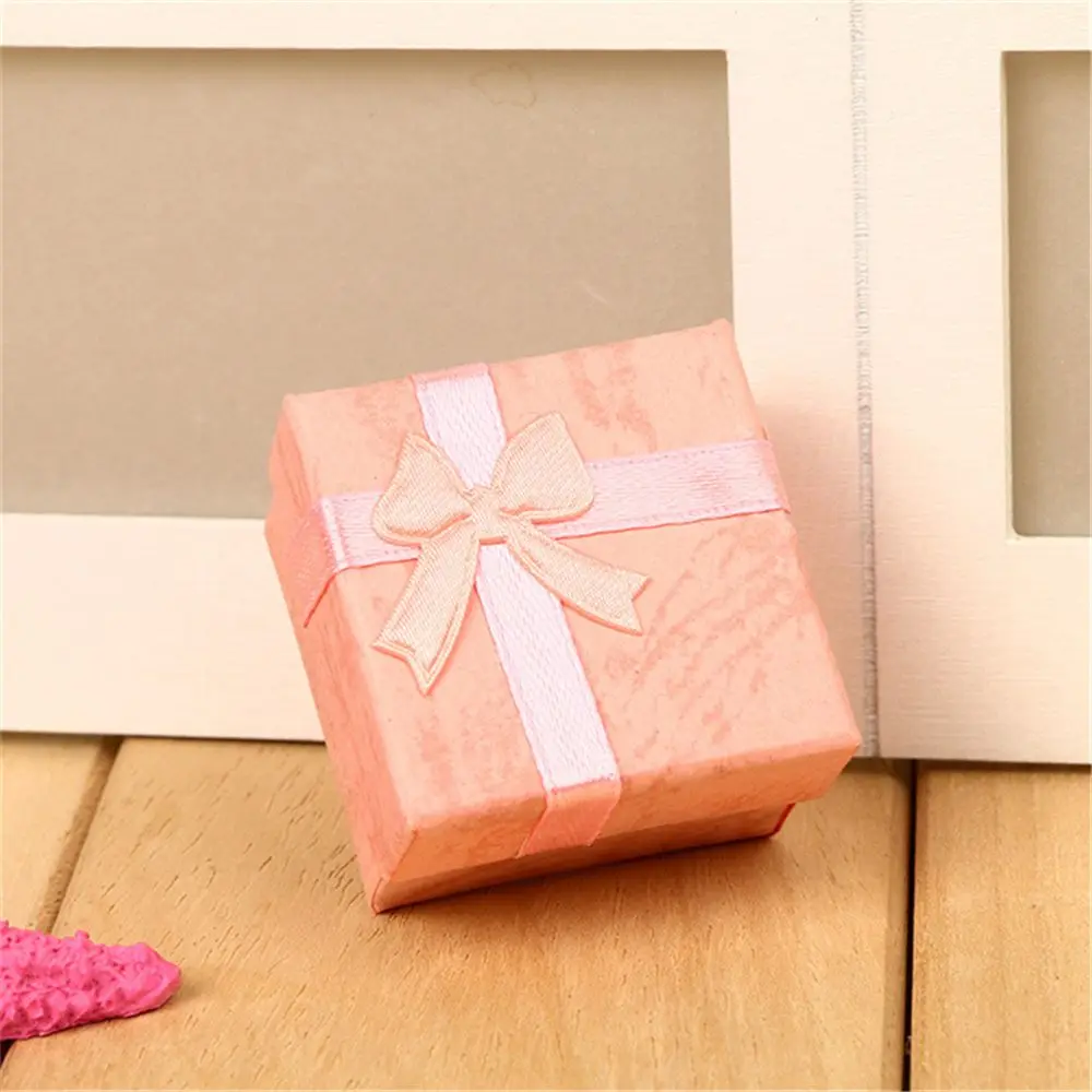 Новинка 1 шт. 4*4 см Высококачественная коробочка для драгоценностей коробка футляр для хранения колец коробка маленькая Подарочная коробка для колец серьги 4 цвета - Цвет: Розовый