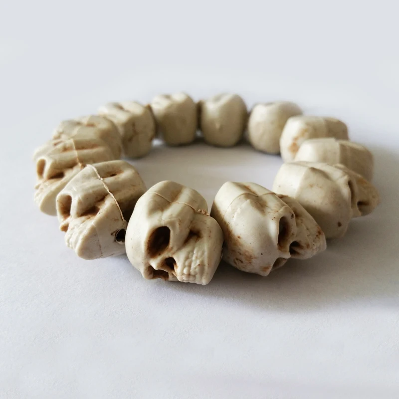 Череп из кости