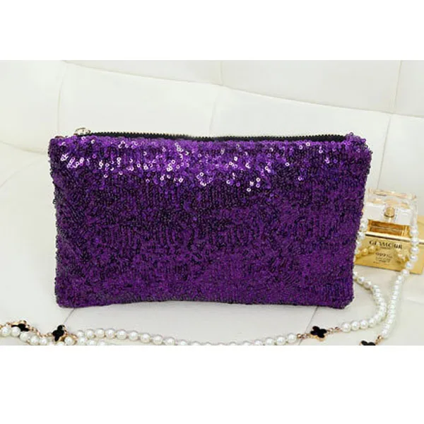 Retro luxury sequin clutch bag adorned with pearls and sequins.