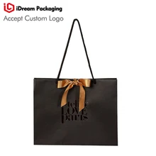 Красоты платье бумажная сумка для покупок УФ выпуклый логотип с золотой лентой нестандартного размера Цвет логотип черный мешок для подарков