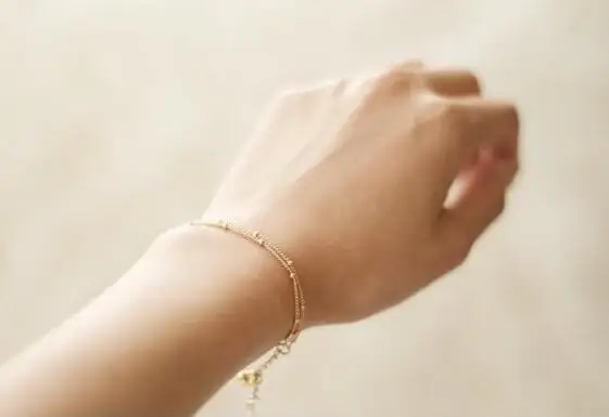 Золотой браслет с камнями женский. Сонник браслет. К чему снится золотой браслет на руке. Якорный браслет женский. Сон золотой браслет подарили.