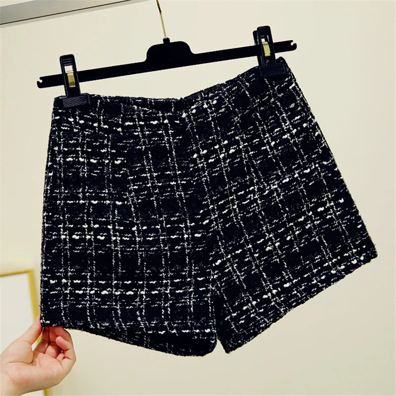 

MUMUZI Black Plaid Mini Short Trousers Sexy Winter Warm Shorts Women High Waist Wool Shorts Female Vintage 2018 Retro Hot Shorts