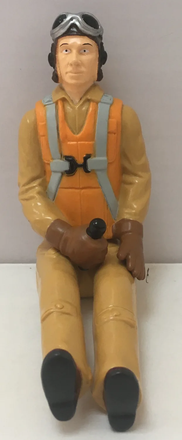 Figurine cockpit pour avion télécommandé, profil du pilote avec mains sur le manche.